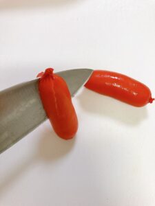 少しずらして包丁を入れて切り込みをいれるようす