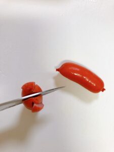 もう一度ずらして切り込みを入れるようす