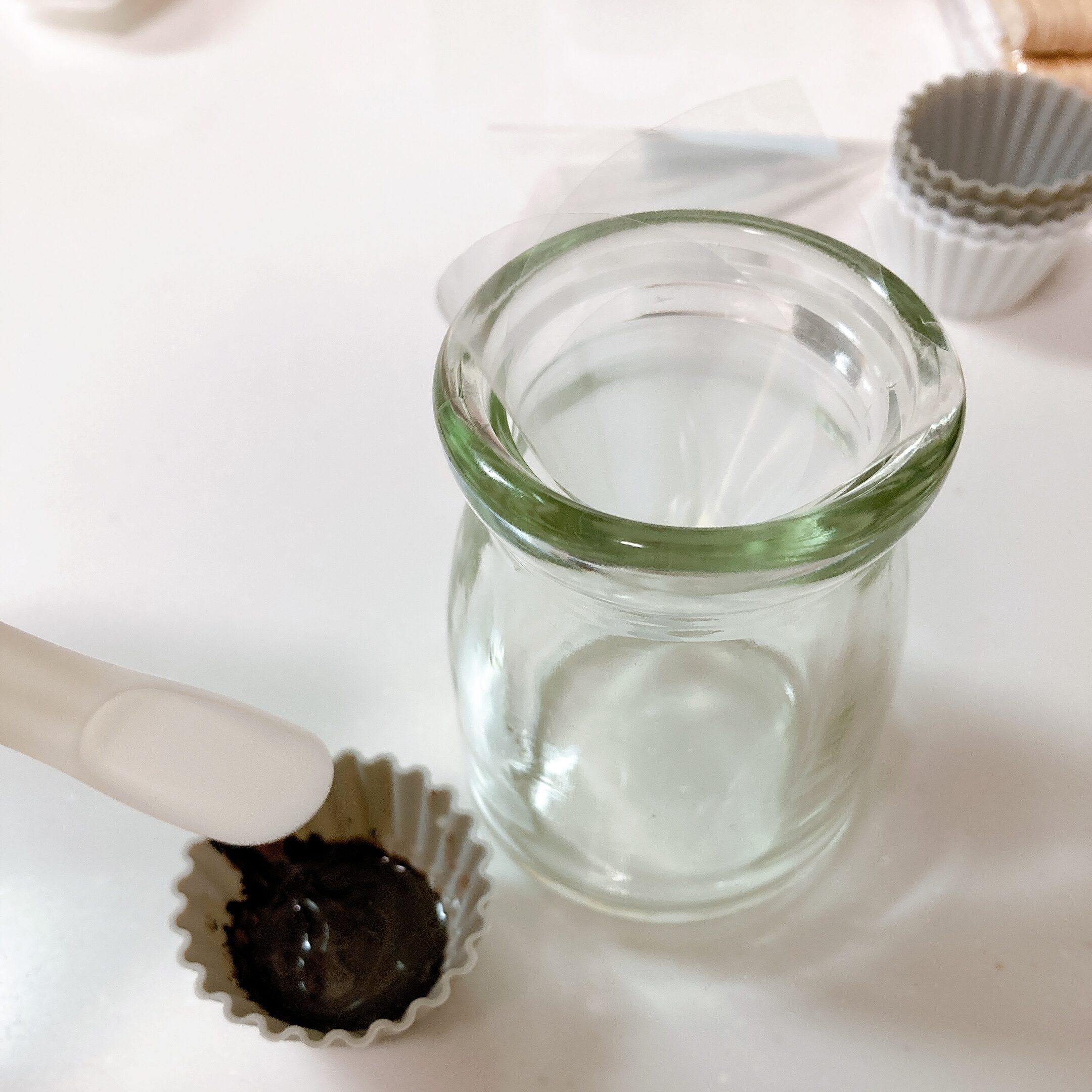 コルネにチョコレートを入れるようす