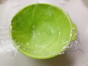 ボウルにラップを敷いた画像