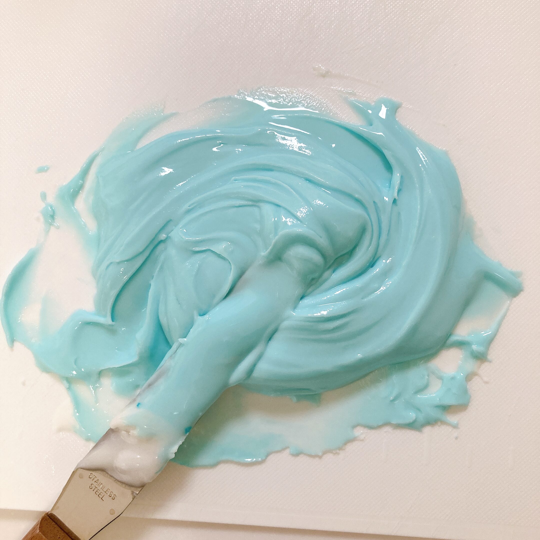 アイシングクリームに青い色をつけたようす