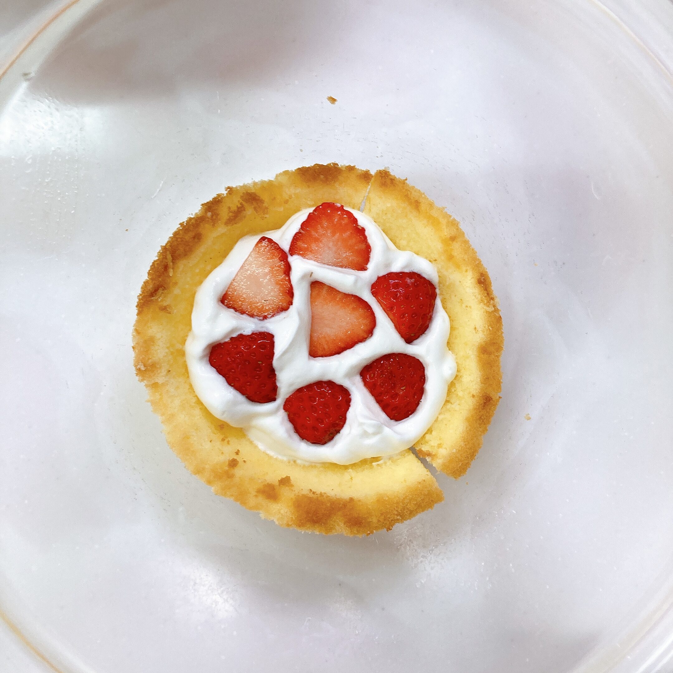 生クリームの上にいちごをのせていく